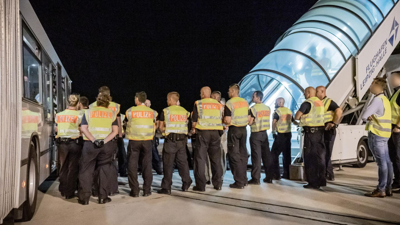 image.title Abschiebeflug aus Deutschland nach Afghanistan gestartet  STERN.de image