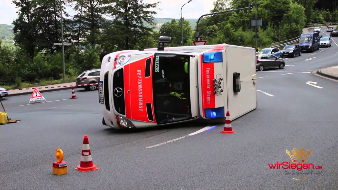 image.title VIDEO: Rettungswagen bei Einsatzfahrt verunglückt und umgekippt  image